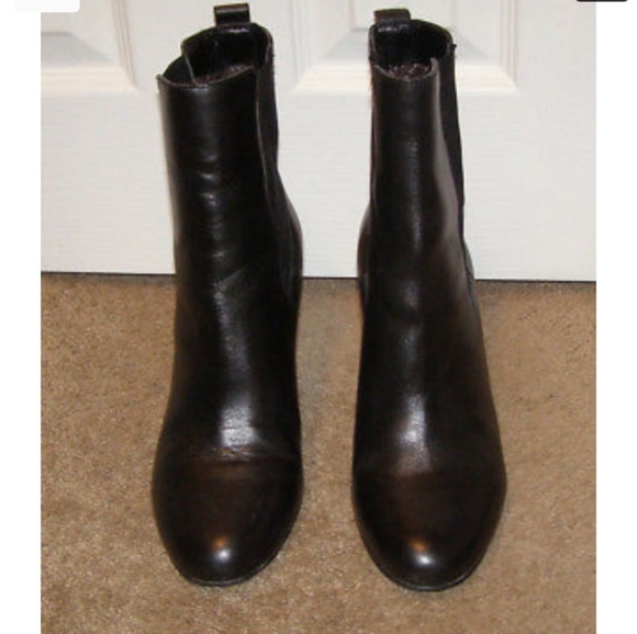 TAHARI sz 9 black leather ankle boots Pull on EUC - Picture 3 of 7